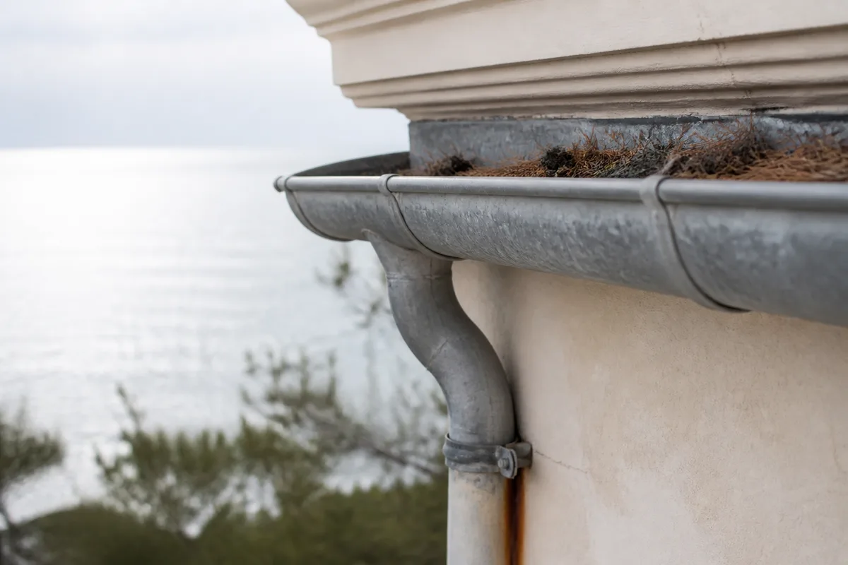 Chéneau en zinc et descente d’eau pluviale sur une villa du front de mer arcachonnais