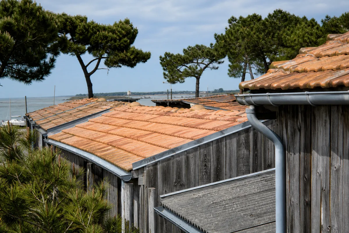 Toitures basses des cabanes ostréicoles du port de Larros à Gujan-Mestras