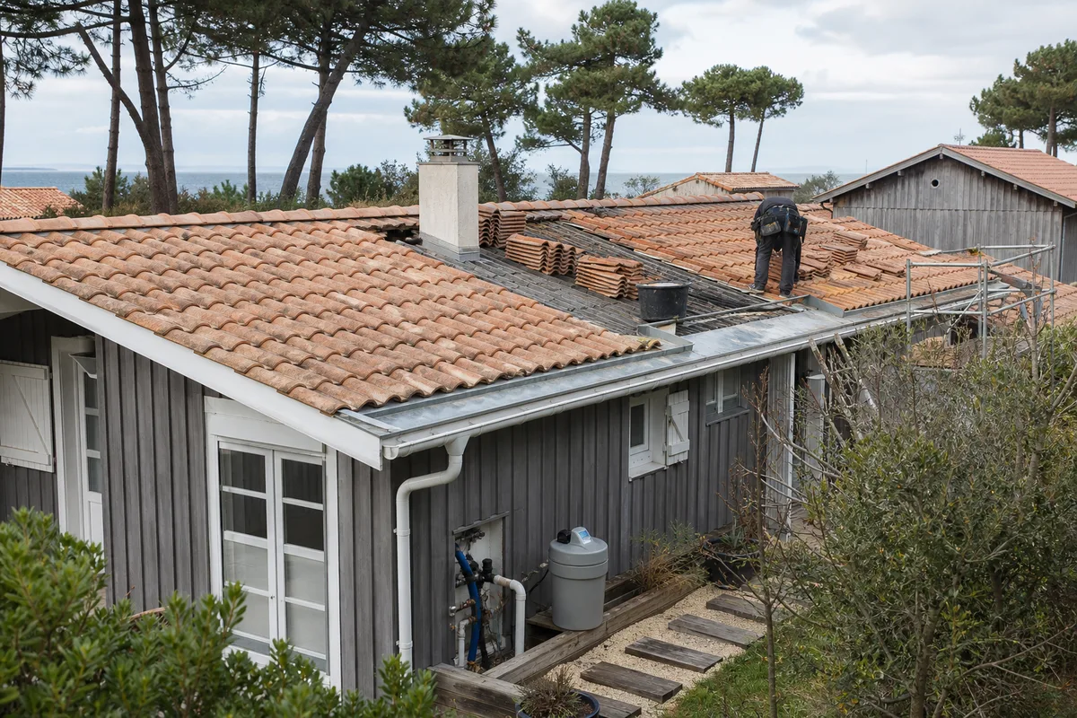 Toiture ornée et lucarnes d'une villa du quartier de la Ville d'Hiver à Arcachon